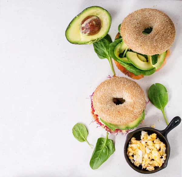 Bagels with salmon and egg — Stock Photo, Image