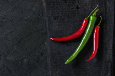 Siyah üzerine pul biber