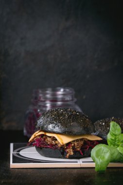 Yemekler ile siyah burger