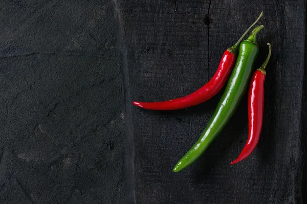 Pimentos de pimentão sobre preto — Fotografia de Stock