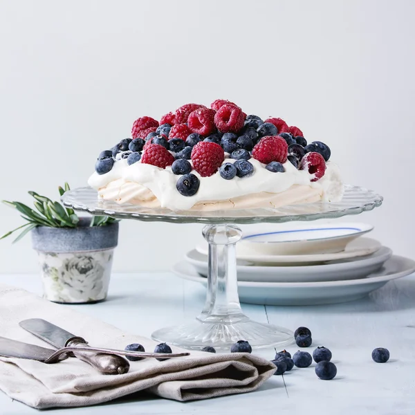 Postre Pavlova con bayas frescas — Foto de Stock