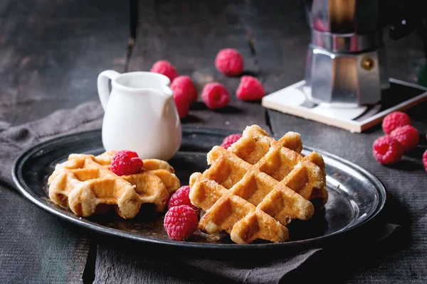 Belgische Waffeln mit Himbeeren — Stockfoto