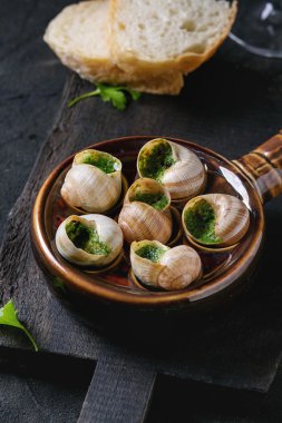 Escargots de Bourgogne salyangozları yemeye hazır