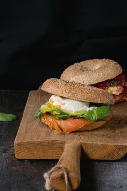 Somon ve yumurta ile simit