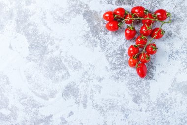 üzerine beyaz kiraz domates