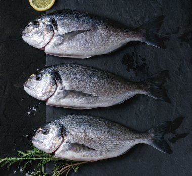 Otlar ile ham çipura balık