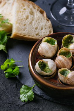 Escargots de Bourgogne salyangozları yemeye hazır