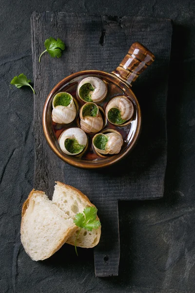 Escargots de Bourgogne salyangozları yemeye hazır