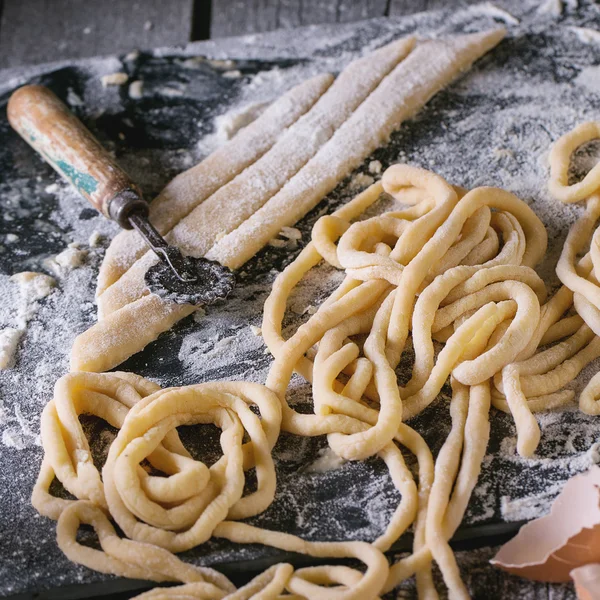 Färsk hemlagad pasta pici — Stockfoto