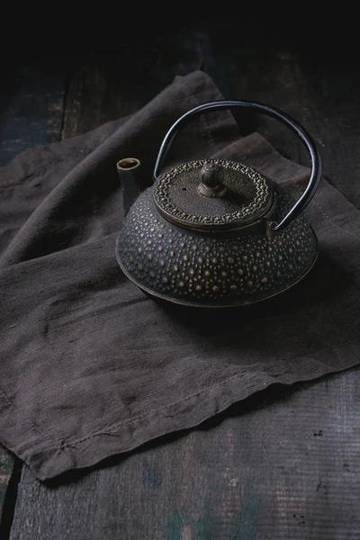 Черный чугунный чайник — стоковое фото