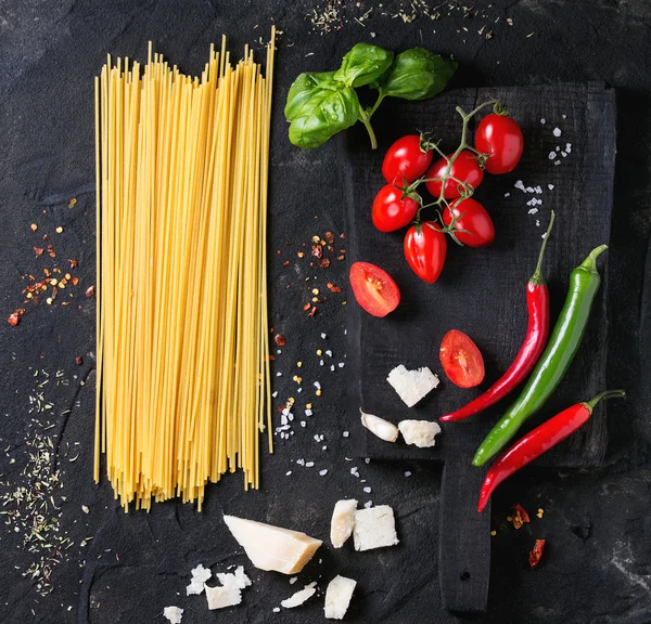 Інгредієнти для соусу спагетті — стокове фото