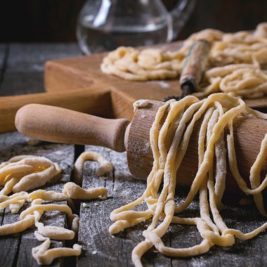 Taze ev yapımı makarna pici