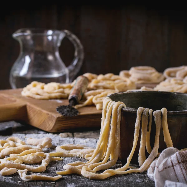Färsk hemlagad pasta pici — Stockfoto