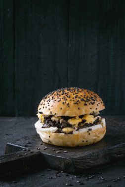 Siyah pirinç vejetaryen burger