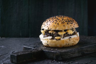 Siyah pirinç vejetaryen burger
