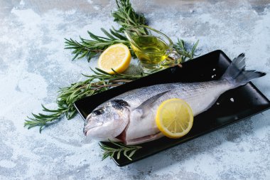 Otlar ile ham çipura balık