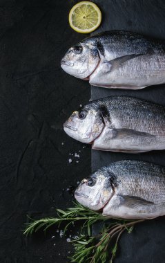 Otlar ile ham çipura balık