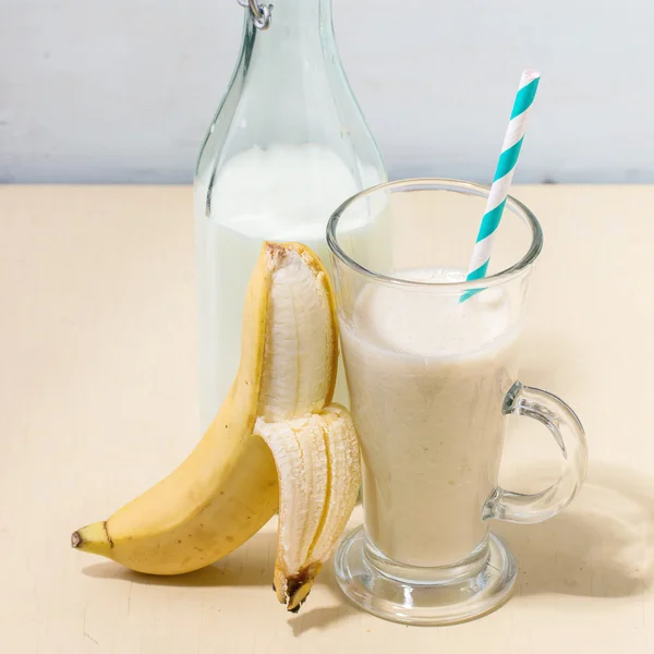 Молочный коктейль с бананом — стоковое фото