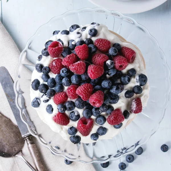 Pavlova dessert with fresh berries — Stock Photo, Image