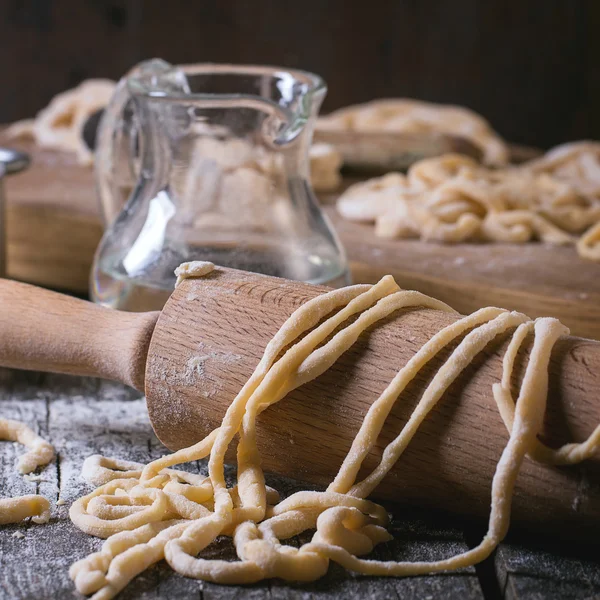 Färsk hemlagad pasta pici — Stockfoto