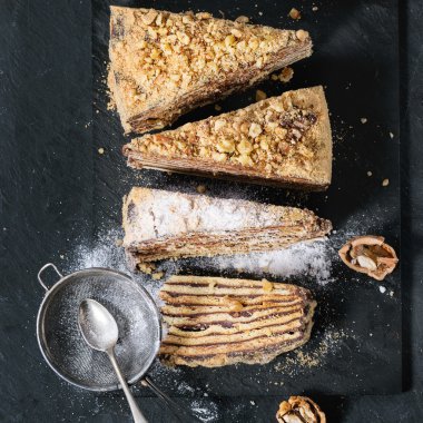 Ev yapımı tatlım pasta dilimlenmiş