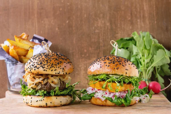 Vlees-en vegetarische hamburgers — Stockfoto