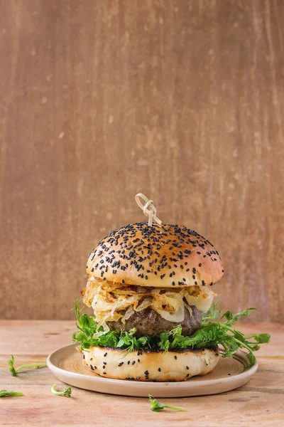 Zelfgemaakte hamburgers met rundvlees — Stockfoto