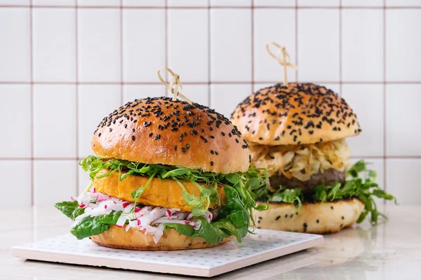 Vlees-en vegetarische hamburgers — Stockfoto