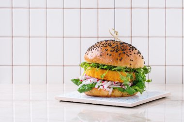 Ev yapımı tatlı patates hamburger