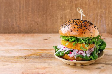 Ev yapımı tatlı patates hamburger