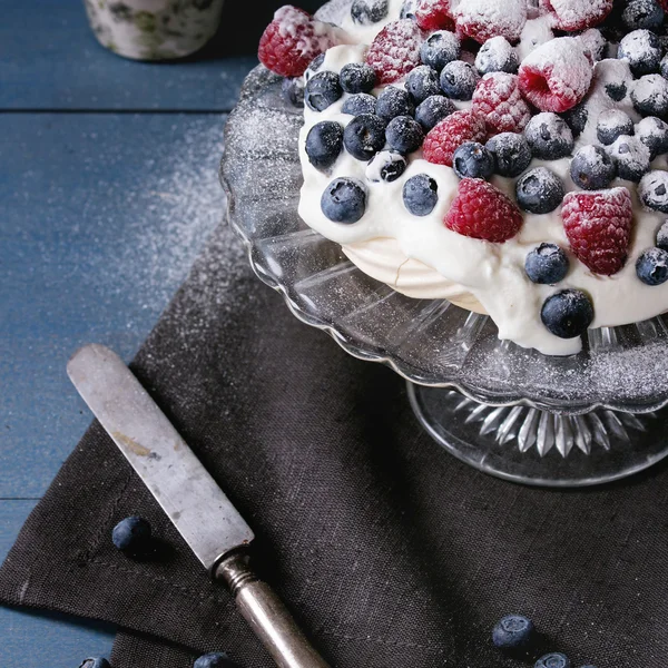 Pavlova dessert with fresh berries — Stock Photo, Image