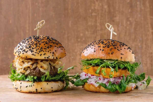Vlees-en vegetarische hamburgers — Stockfoto