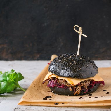 Yemekler ile siyah burger