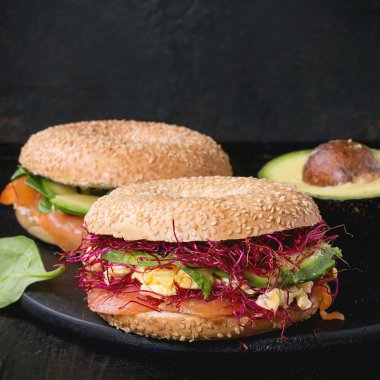 Somon ve yumurta ile simit