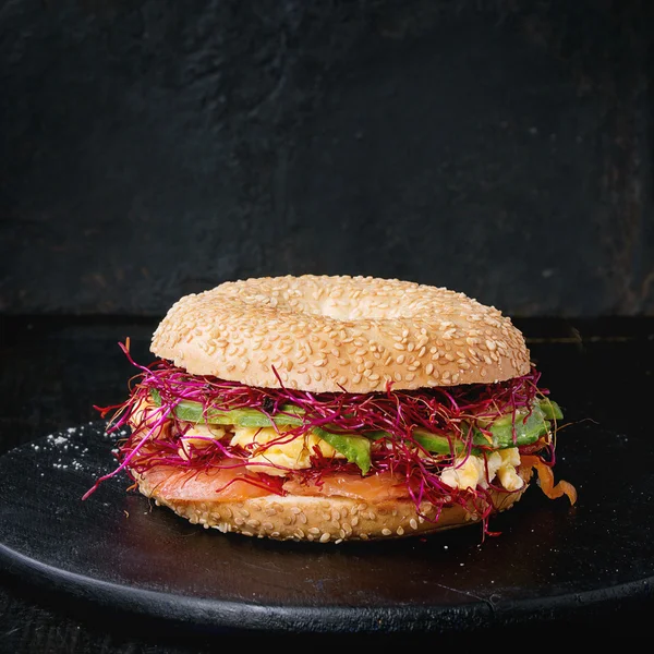 Bagel s lososem a vejcem — Stock fotografie