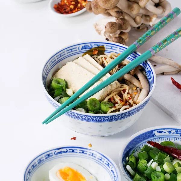 Азиатский суп-рамен с сыром фета — стоковое фото