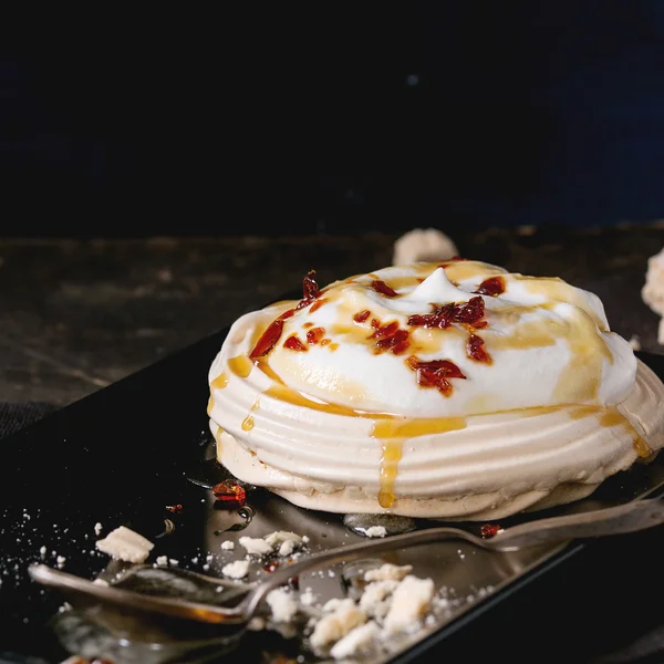 Pavlova dessert med karamel - Stock-foto