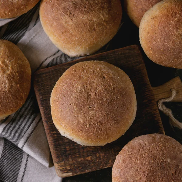 Petits pains entiers frais cuits au four — Photo