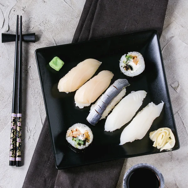 Ensemble de sushis nigiri et rouleaux — Photo