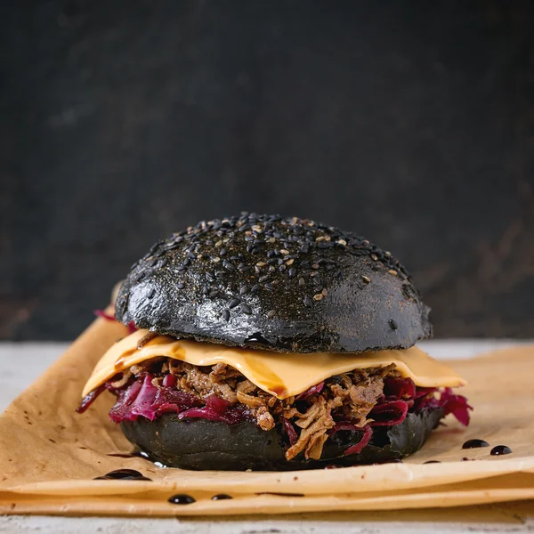 Black Burger mit Eintöpfen — Stockfoto