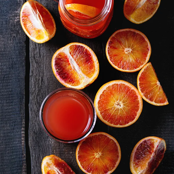 Naranjas de sangre con jugo —  Fotos de Stock