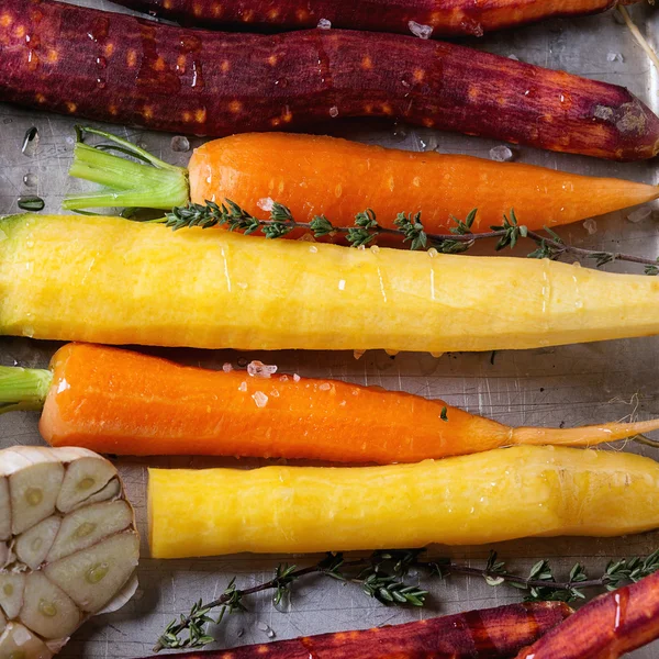 Kleurrijke rauwe wortelen — Stockfoto