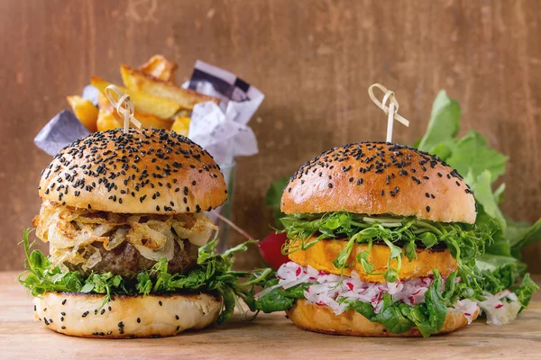 Fleisch- und Veggie-Burger — Stockfoto