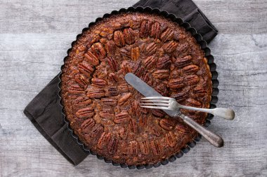 Karamelli cevizli pasta
