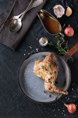 Sebzeli demlenmiş tavşan