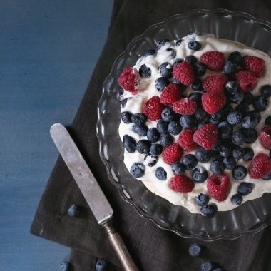 Pavlova tatlı taze çilek ile