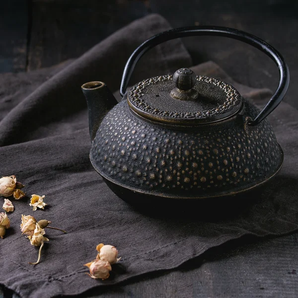 Zwarte theepot met droge rozen — Stockfoto