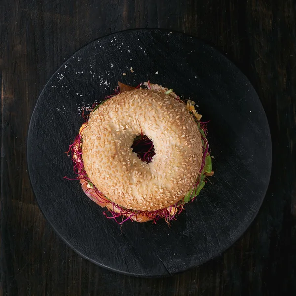 Bagel com salmão e ovo — Fotografia de Stock