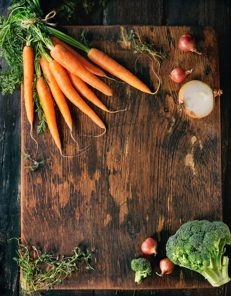 Wooden background with vegetables — Stock Photo, Image