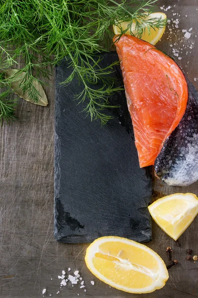 Salted salmon with dill — Stock Photo, Image